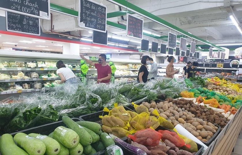 Consumers shop at a supermarket. (Photo: SGGP)