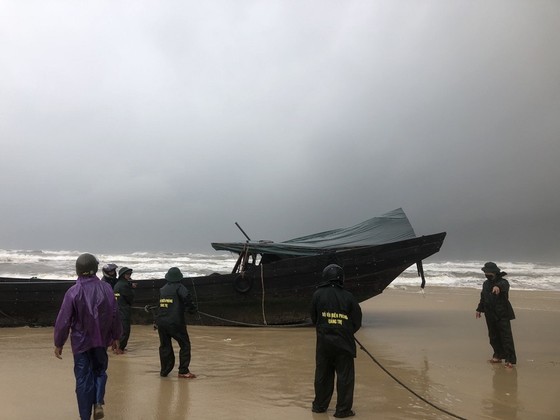 Authorities anchor the boat on the shore safely. (Photo: SGGP)