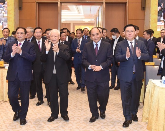 Party General Secretary Nguyen Phu Trong and leaders participate in a teleconference on January 3. (Photo: SGGP)
