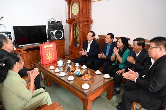 The delegation visits seriously-wounded veteran Pham Van Nhat. (Photo: SGGP)