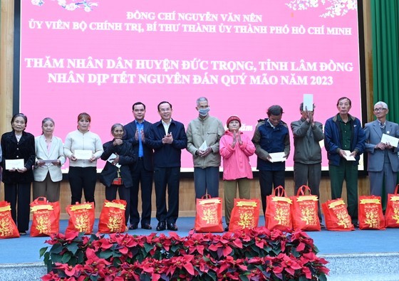 Mr. Nguyen Van Nen gives Tet gifts to people in Lam Dong Province. (Photo: SGGP)