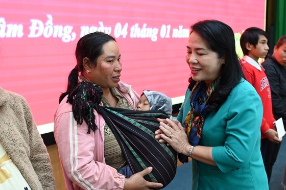 Ms. Tran Kim Yen gives gifts to people in Lam Dong Province. (Photo: SGGP)