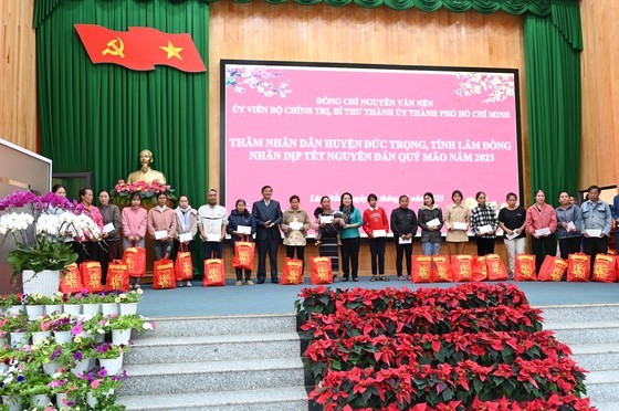 The delegation gives Tet gifts to people in Lam Dong Province. (Photo: SGGP)