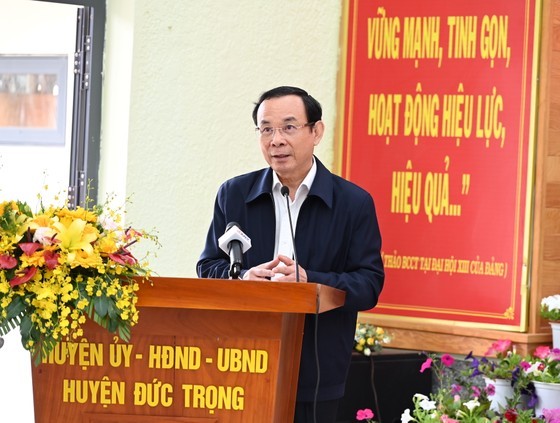 Mr. Nguyen Van Nen speaks at the meeting. (Photo: SGGP)