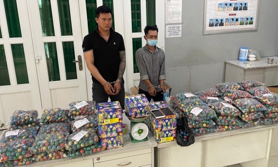 Smuggled firecrackers are seized by HCMC Police. (Photo: SGGP)