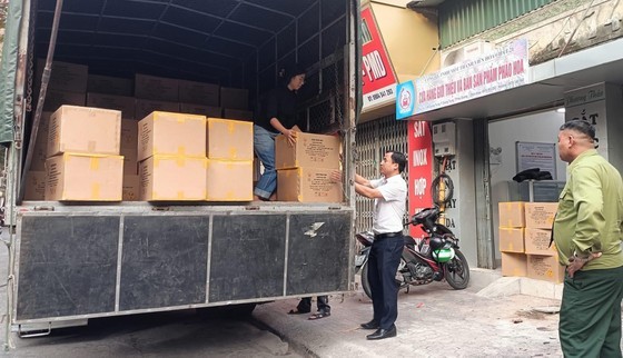 A fireworks store in Hai Duong receives products from Z121 Factory. (Photo: SGGP)