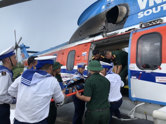 The patient is transported from Son Ca Island to the mainland. (Photo: SGGP)