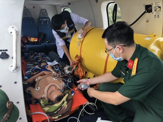 The patient is monitored carefully on the helicopter. (Photo: SGGP)