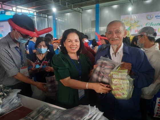 Each person who comes to the zero-dong market is given ten vouchers to receive goods at more than 30 stalls, including confectionery, new clothes, and food. (Photo: SGGP) Each person who comes to the zero-dong market is given ten vouchers to receive goods at more than 30 stalls, including confectionery, new clothes, and food. (Photo: SGGP)