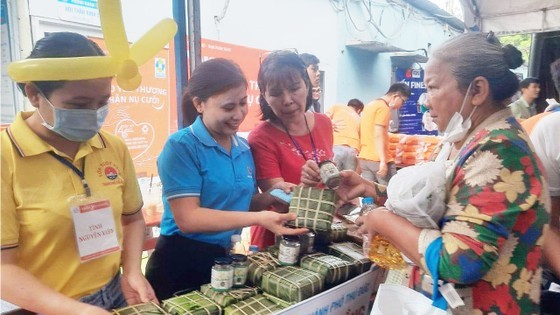 Patients receive the Chung cake at the zero-market dong. (Photo: SGGP) Patients receive the Chung cake at the zero-market dong. (Photo: SGGP)