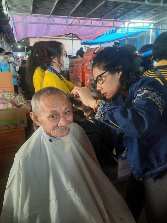 An old patient has his hair cut at the zero-dong market. (Photo: SGGP) An old patient has his hair cut at the zero-dong market. (Photo: SGGP)
