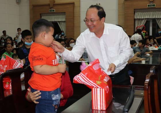Mr. Nguyen Ho Hai gives Tet gifts to children orphaned by Covid-19. (Photo: SGGP)