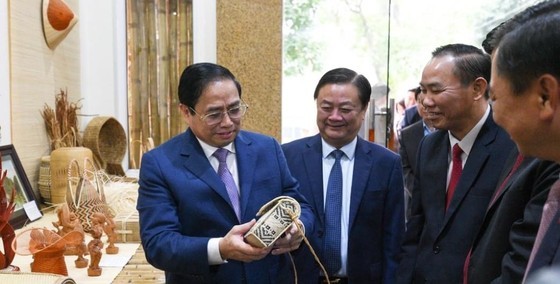 PM Pham Minh Chinh visits an display of agricultural and handicraft products on the sidelines of the conference on January 13. (Photo: SGGP) PM Pham Minh Chinh visits an display of agricultural and handicraft products on the sidelines of the conference on January 13. (Photo: SGGP)