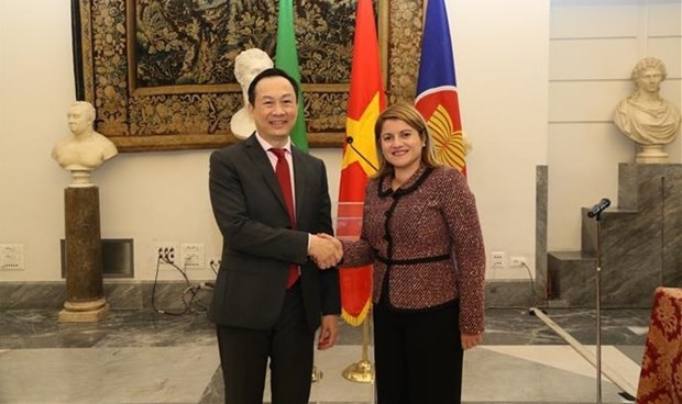 Vietnamese Ambassador to Italy Duong Hai Hung (L) and Italian Undersecretary of State for Foreign Affairs and International Cooperation Maria Tripodi (Photo: VNA) Vietnamese Ambassador to Italy Duong Hai Hung (L) and Italian Undersecretary of State for Foreign Affairs and International Cooperation Maria Tripodi (Photo: VNA)