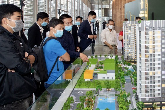 Investors view model houses of a real estate project. (Photo: SGGP)