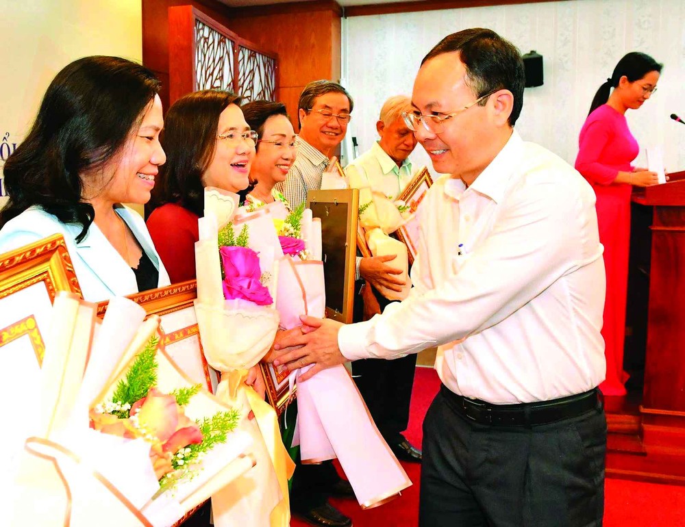 Mr. Nguyen Van Hieu, Alternate Member of the Party Central Committee, Deputy Secretary of the Ho Chi Minh City Party Committee, gives certificate of merit to outstanding individuals in 2022. (Photo: SGGP)