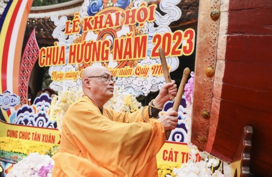 Most Venerable Thich Minh Hien beats the drum to open the 2023 Huong Pagoda Festival in My Duc District in Hanoi. (Photo: SGGP)