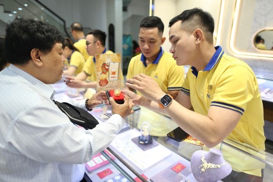 Customers buy gold on the God of Fortune Day at a PNJ gold store. (Photo: SGGP)