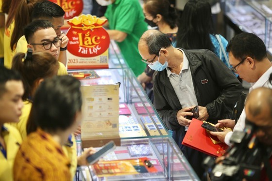 Besides diverse products, this year, many gold businesses have also applied many sale methods for the convenience of customers. (Photo: SGGP)