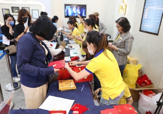 Right from the early morning, customers visited gold stores to buy gold before going to work. (Photo: SGGP)
