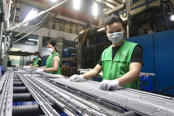 High lending interest rates will challenge the target of controlling inflation as well as production and business activities. (Photo: SGGP)