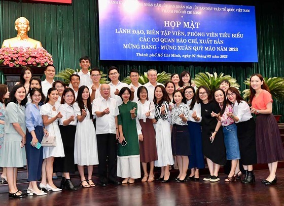 Mr. Phan Nguyen Nhu Khue takes a photo with journalists. (Photo: SGGP)