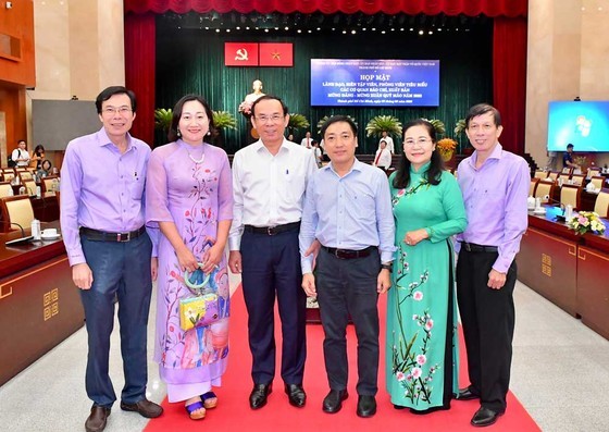 Mr. Nguyen Van Nen and Mrs. Nguyen Thi Le take a photo with leaders and journalists of SGGP Newspaper. (Photo: SGGP)