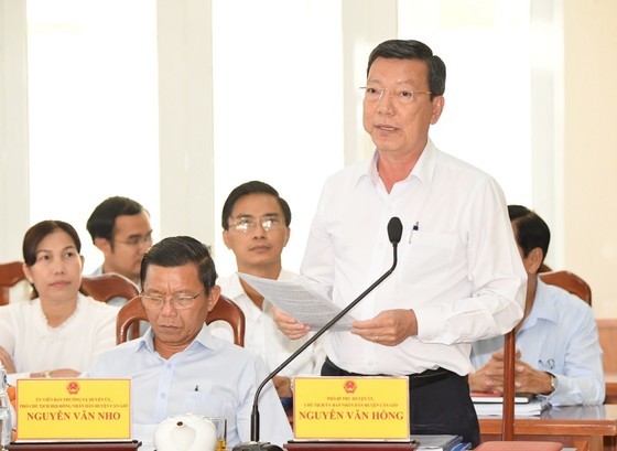 Mr. Nguyen Van Hong, Chairman of the People's Committee of Can Gio District, reports on the socioeconomic situation in 2022 and the key tasks in 2023. (Photo: SGGP)