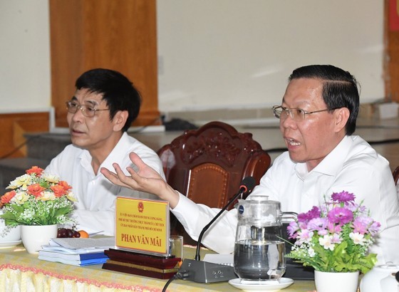 Mr. Phan Van Mai speaks at the meeting. (Photo: SGGP)