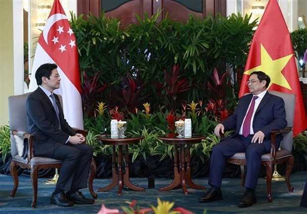 Prime Minister Pham Minh Chinh (R) and Singaporean Deputy Prime Minister Lawrence Wong at the meeting. (Photo: VNA)