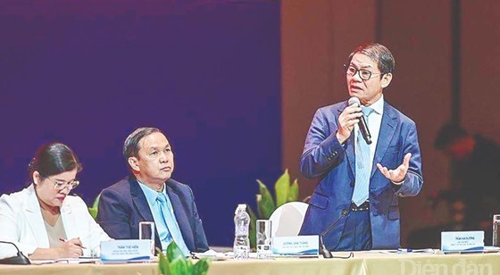 Mr. Tran Ba Duong, Chairman of the Thaco Management Board, expresses his opinion on removing difficulties for businesses at the conference. (Photo: SGGP)