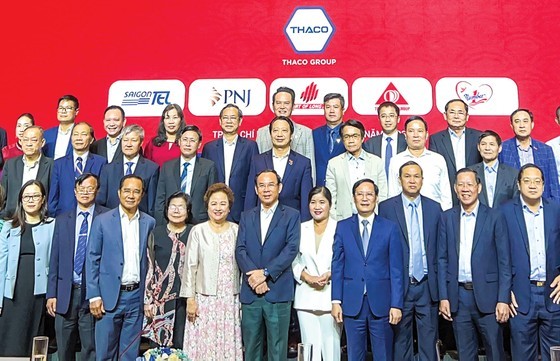 HCMC leader with delegates at the conference. (Photo: SGGP)