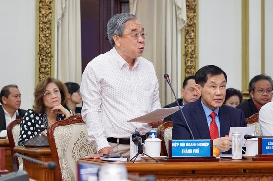 Mr. Nguyen Ngoc Hoa, Chairman of the HCMC Union of Business Association, speaks at the meeting. (Photo: SGGP)