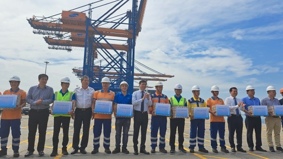 The leader of the Ministry of Transport gives gifts to units. (Photo: SGGP)