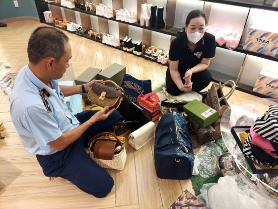 Market surveillance authorities check a fashion store in HCMC. (Photo: SGGP)