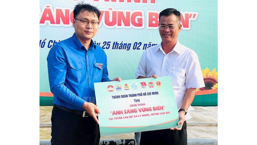 The event marks the start of the "Lighting up the border area" project. (Photo: SGGP)