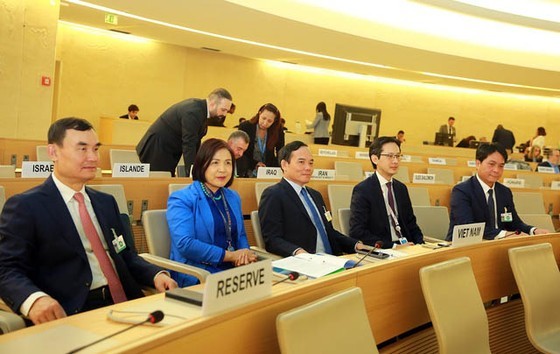 Deputy PM Tran Luu Quang (center) and other Vietnamese officials before the opening of the UNHRC's 52nd regular session on February 27 (Photo: baochinhphu.vn)