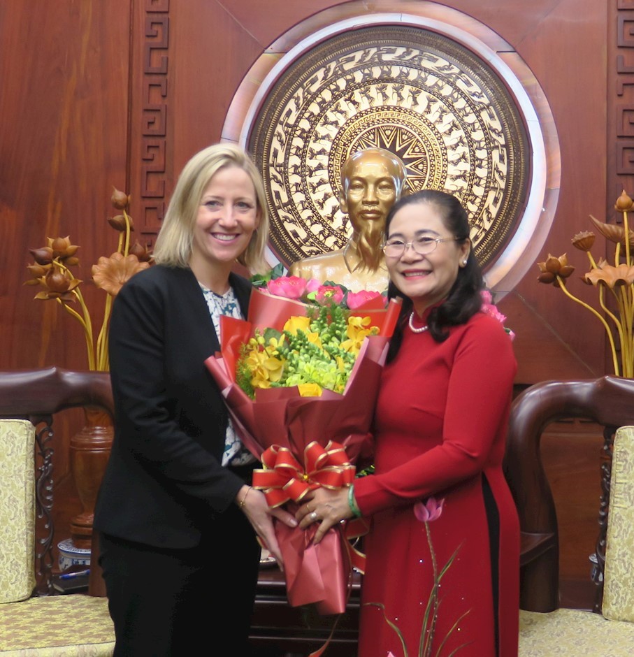 Chairwoman of the HCMC People’s Council Nguyen Thi Le gives flowers to Melissa Brown, Deputy Assistant Secretary for the Bureau of East Asian and Pacific Affairs at the US Department of State. (Photo: hcmcpv.org.vn) Chairwoman of the HCMC People’s Council Nguyen Thi Le gives flowers to Melissa Brown, Deputy Assistant Secretary for the Bureau of East Asian and Pacific Affairs at the US Department of State. (Photo: hcmcpv.org.vn)