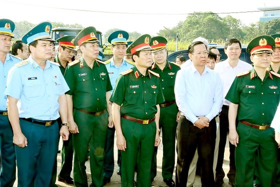 The delegation of the Ministry of National Defense and HCMC inspects the area of national defense land that is about to be handed over for the implementation of the T3 passenger terminal project. (Photo: SGGP)