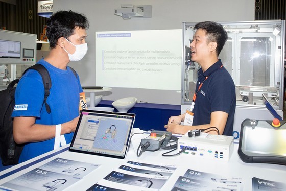 Vietnamese enterprises try to find partners and sell products at an exhibition program. (Photo: SGGP)