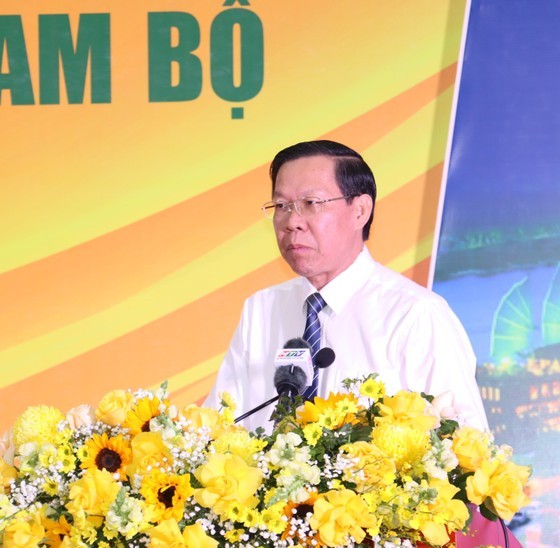 Mr. Phan Van Mai, Chairman of the HCMC People's Committee, emphasizes that the city's development is closely linked to and greatly influenced by the Southeast region and other regions.(Photo: SGGP)