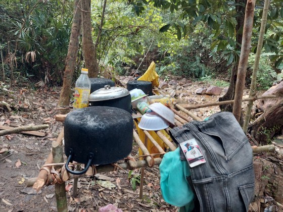 On March 19, there is still a tent, suspected to belong to loggers at the Co stream. (Photo: SGGP)