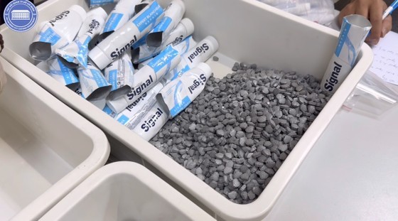 More than 11 kilograms of drugs are disguised as toothpaste tubes. (Photo: HCMC Customs)