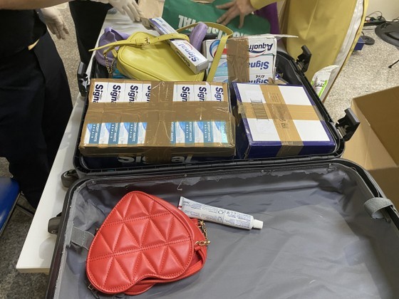A suitcase of a flight attendant at the time Tan Son Nhat Airport Customs carry out checks. (Photo: SGGP)