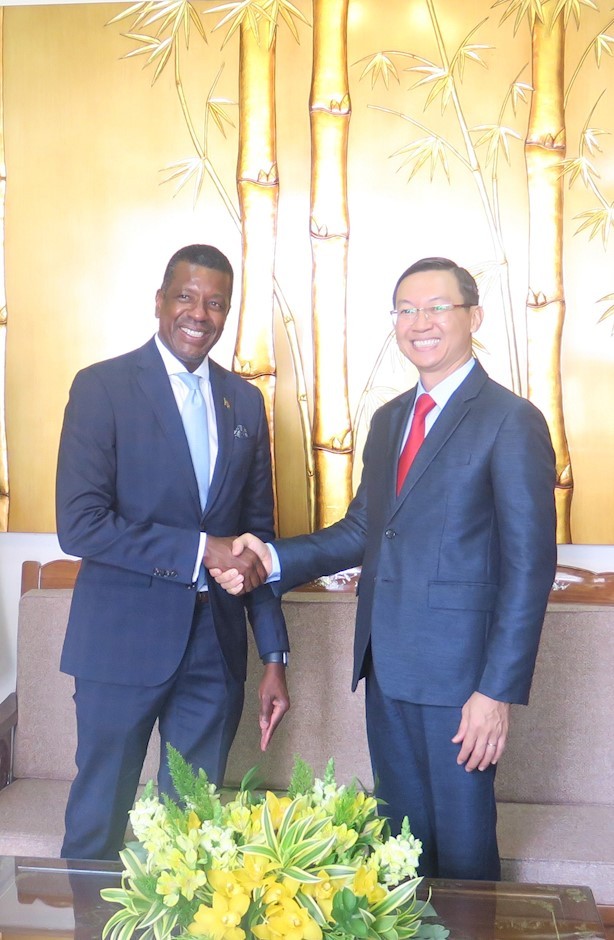 Mr. Tran Phuoc Anh (R), Director of the Department of Foreign Affairs of Ho Chi Minh City, welcomes Mr. Vince Henderson, Minister of Foreign Affairs, International Business, Trade and Energy of the Commonwealth of Dominica. (Photo: hcmcpv.org.vn)