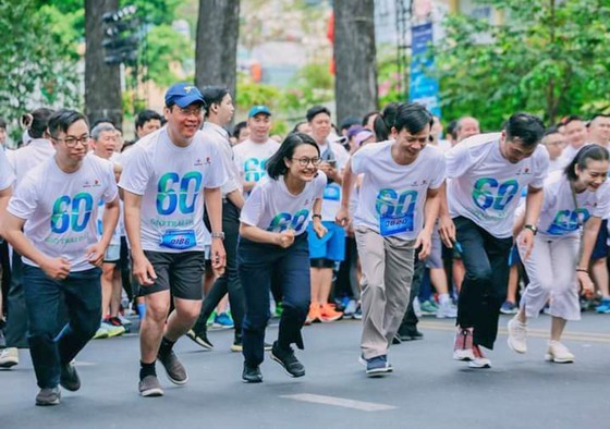 Young people participate in the "Green Steps" running race. (Photo: SGGP)