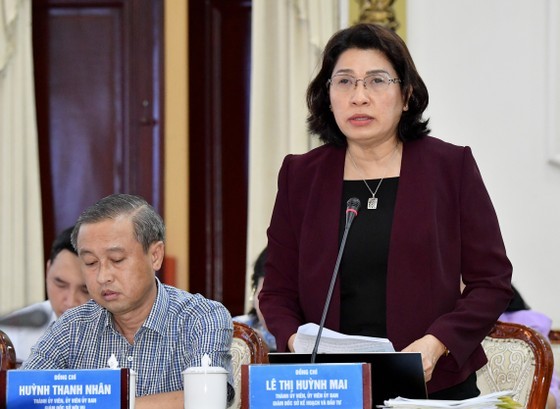 Ms. Le Thi Huynh Mai, Director of the HCMC Department of Planning and Investment, speaks at the meeting. (Photo: SGGP) Ms. Le Thi Huynh Mai, Director of the HCMC Department of Planning and Investment, speaks at the meeting. (Photo: SGGP)
