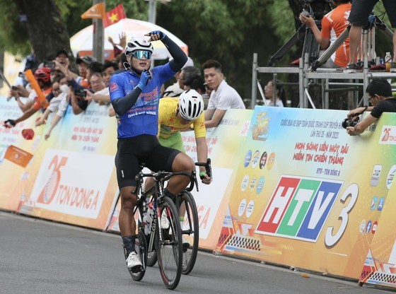 Tran Tuan Kiet makes a spectacular sprint, surpassing the Yellow jersey Petr Rikunov in the final kilometers to win stage 6. (Photo: SGGP)