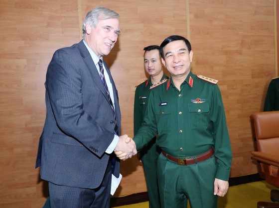 Defense Minister General Phan Van Giang receives Senator Jeff Merkley. (Photo: SGGP)