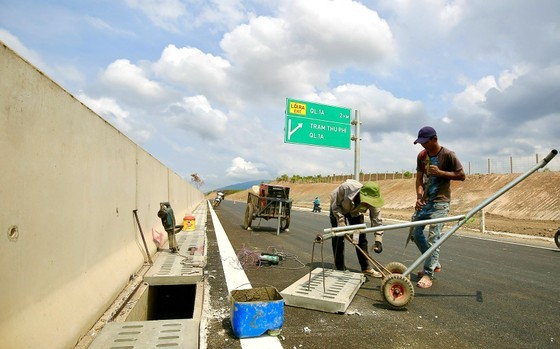 Constructing a drainage system in the middle of the road